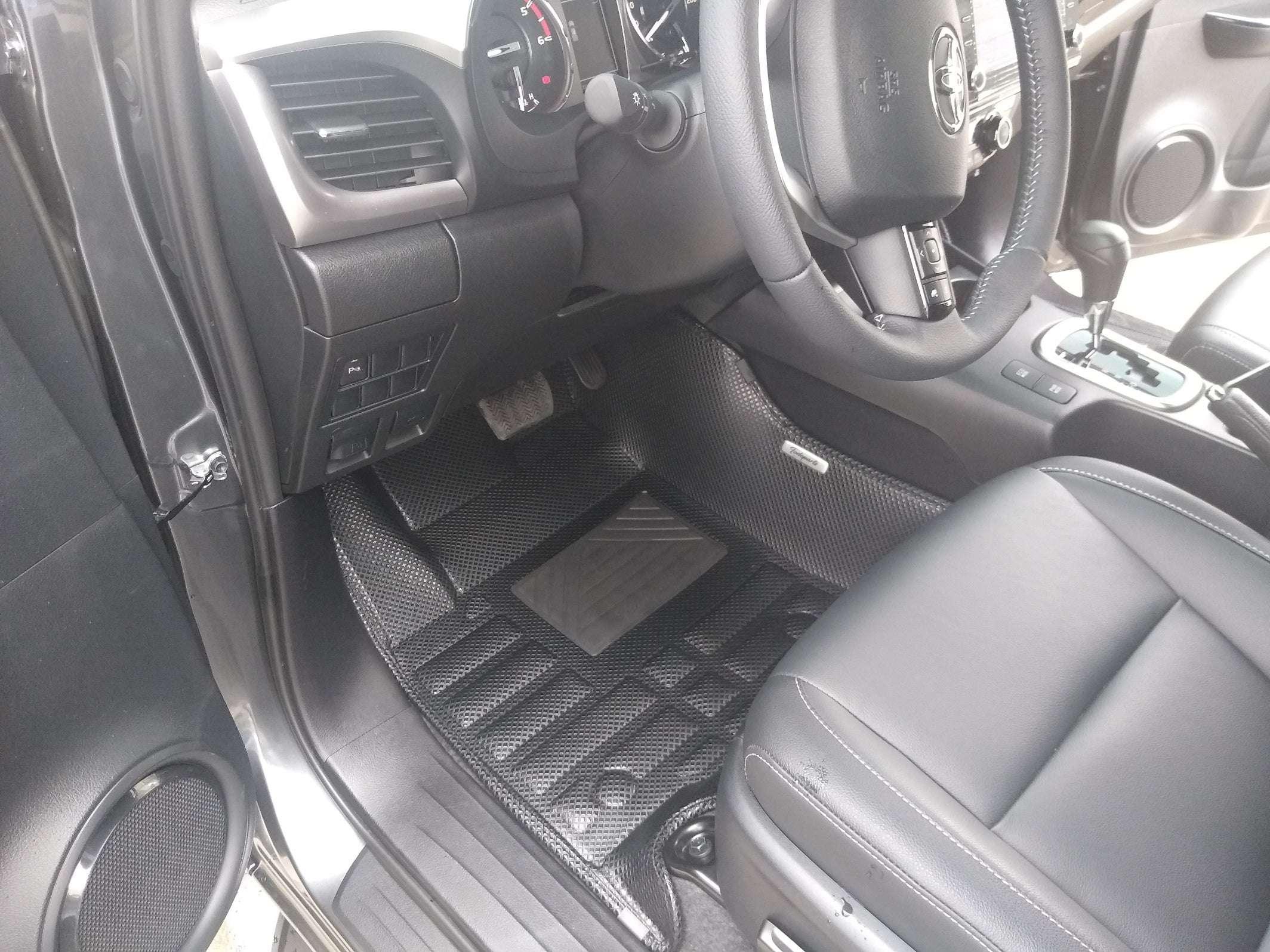 Tapetes Termoformados Todoparts Premium Toyota Hilux 2017 A 2023 - FOXCOL Colombia